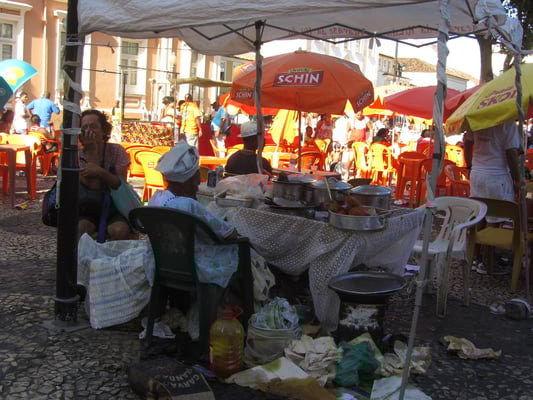 Verkäuferin in traditioneller Tracht.