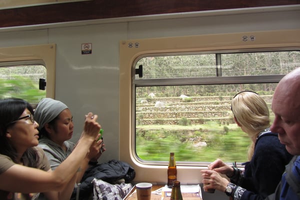 Schon während der Fahrt passiert der Reisende etliche Inkaruinen.