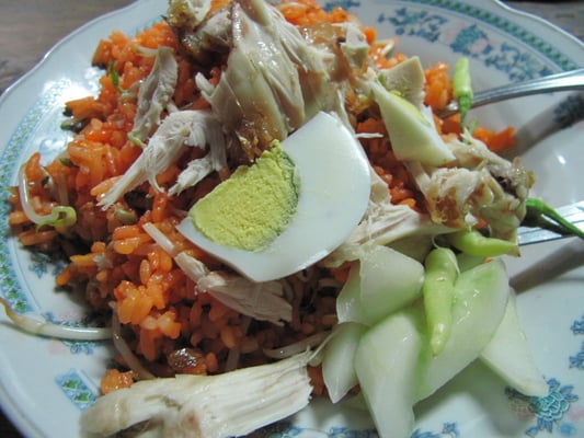 Surabayas Version von Nasi Goreng (9). Tomato Nasi Goreng unterscheidet sich lediglich durch den Zusatz von handelsüblichem Tomaten-Ketchup.