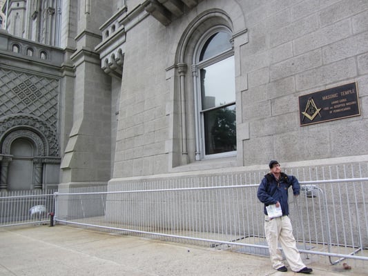 Vor dem Tempel der Freimaurer.