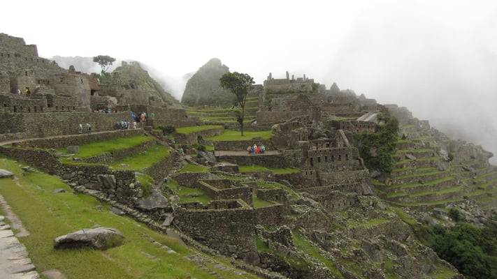 Der Nebel lichtet sich und offenbart einen unglaublichen Blick auf die Ruinen.