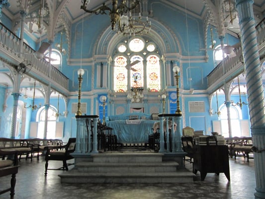 In der Keneseth Eliyahoo Synagoge.