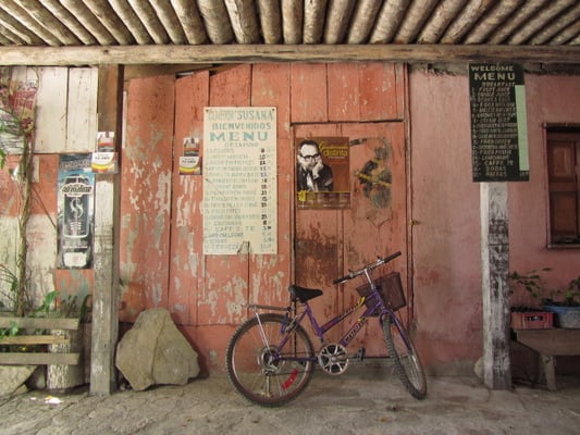 Im schlechtesten Restaurant. Die Speisekarte hängt an der Wand.