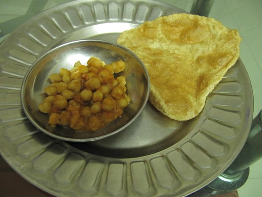 Kichererbsencurry und frittiertes Brot. Ziemlich lecker!