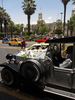 Hochzeitsmobil auf dem Plaza de Armas.