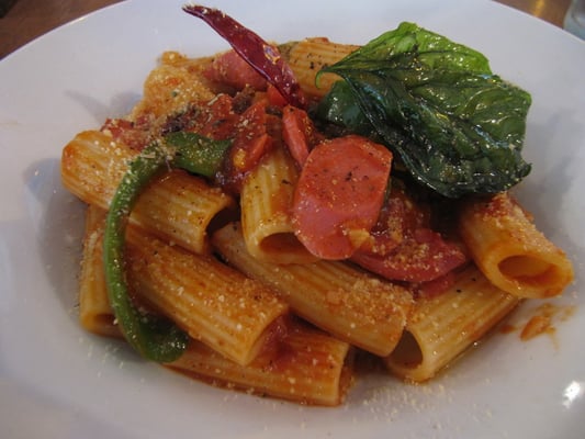 Rigatoni a la Chef mit gegrillten Auberginen und Würstchen.