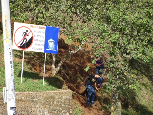 Illegaler Abstieg vom El Morro. Schilder haben hier keine Wirkung.