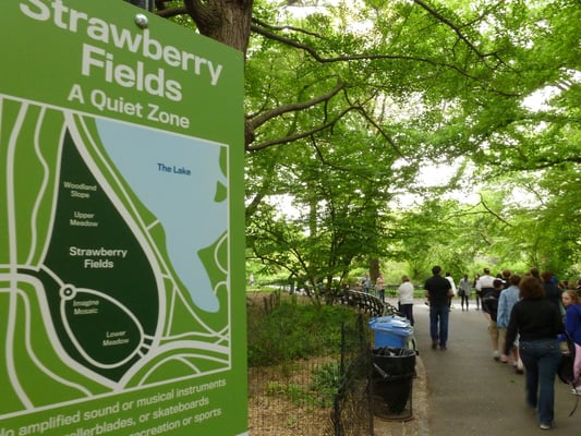 Nach John Lennons Tod gestaltete Yoko Ono einen kleinen Bereich im Central Park, der ihm gewidmet und nach seinem Lied Strawberry Fields Forever benannt ist.