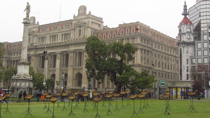 Kunstinstallation auf der Plaza Lavalle.