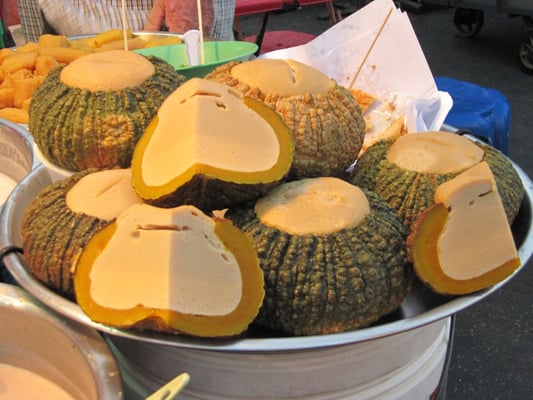 Mit Unbekanntem gefüllter Kürbis.