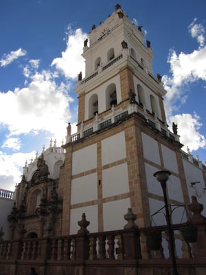 Die Kathedrale (1551-1633) beeindruckt durch ihre barocke Fassade, die zu den bedeutendsten des Landes gehört. Der Glockenturm ist mit Keramikfiguren geschmückt.
