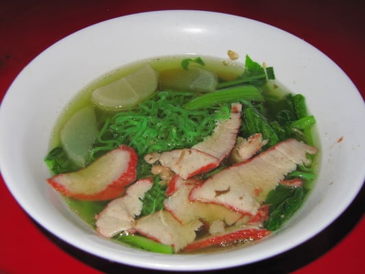 Grüne Nudelsuppe mit Rettich & zartem, mariniertem Schweinefleisch.