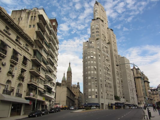 Das Kavanagh-Gebäude wurde von Corina Kavanagh in Auftrag gegeben, die in den Bau des Hochhauses ihr gesamtes Erbe investierte. Sie selbst lebte lange Zeit im 14. Stock in der größten Wohnung, die als einzige ein gesamtes Stockwerk einnimmt.