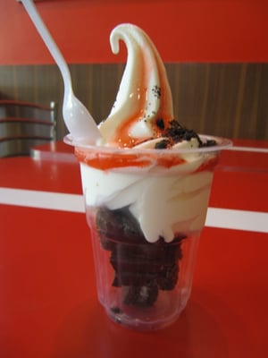 Vanilleeis mit Erdbeersoße auf Choclate Brownies. (KFC)