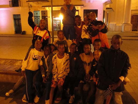 Straßenggang posiert nur für uns. Schnell weg! hieß es für uns nach dem Foto. Die Gang wurde plötzlich zu euphorisch.