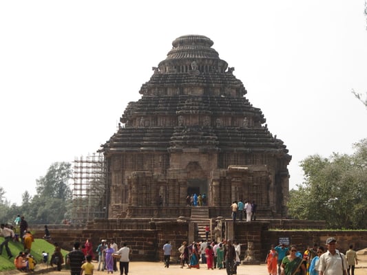 Der Sonnentempel von Kornak ist ein Unesco-Weltkulturerbe. Da für indische Verhältnisse der Eintritt sauteuer ist, zogen wir einen Sprung über die Absperrungen vor. Leider wurden wir schnell gefaßt, konnten aber erfolgreich die Strafe von 100$ verweigern.