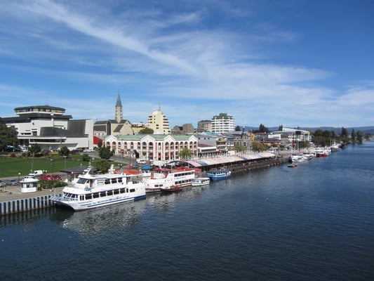 Blick auf den Hafen und den Feria Fluvia mit dem dahinterliegenden Mercado Municipal.