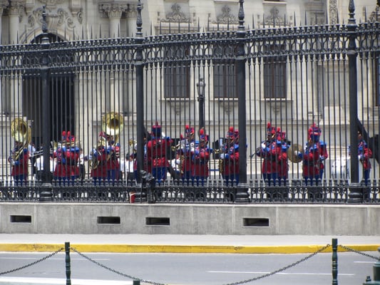 Um 12 Uhr (außer So) mittags kann man der Farbenprächtigen Wachablösung mit Kapelle zuschauen.