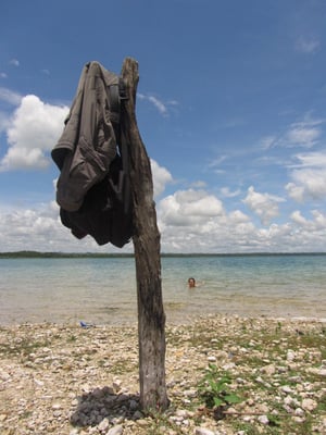 Umkleidekabine. - Chihi schwimmt schon.