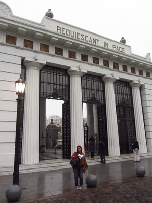 Der Friedhof La Recoleta (Cementerio de la Recoleta) liegt im gleichnamigen Stadtteil Recoleta, einem der teuersten Wohn- und Geschäftsviertel der Hauptstadt.