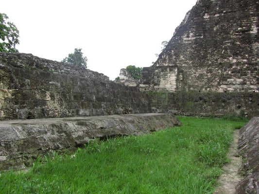 Ballspielplatz. Den Maya war das Ballspiel nicht nur Zeitvertreib, sondern diente auch religiösen Zwecken, wie der Huldigung der Götter. Manchmal wurde der Verlierer unmittelbar nach dem Spiel geopfert!