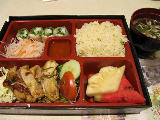 Vietnamesicher Fastfood. Hühnchen, Gemüse, Salat, Frühlingsrollen, Reis & Suppe.