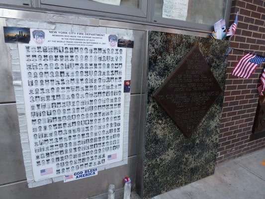 In Gedenken an die bei 9-11 verunglückten Feuerwehrleute.