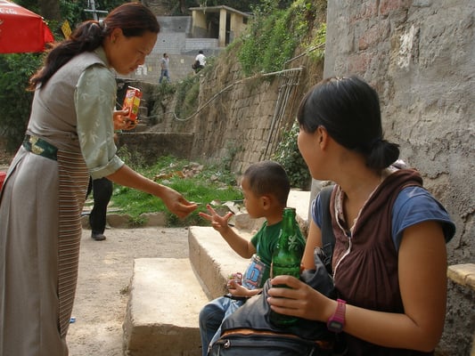 Chihi mit Einheimischen.