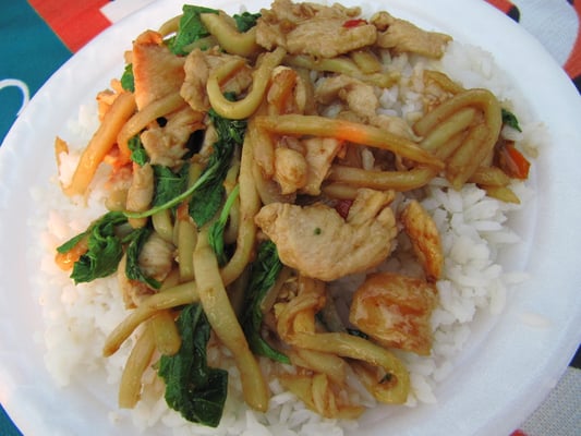 Hühnchen mit Bambussprossen, Thai-Basilikum & Chilli auf Reis.