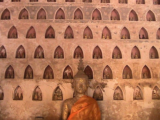 Wat Si Saket. Der Gebäudekomplex, mit einer das Hauptgebäude mit seinem fünfteiligen Dach umgebenden Terrasse, ist von einer Mauer mit mehr als 2000 Buddha-Bildnissen aus Keramik und Silber umgeben.