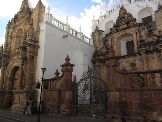 Die Kapelle Virgen de Guadelupe (1616 und 1625 an die Kathedrale angebaut) birgt die wertvollste Marienstatue Boliviens: Ihr Umhang ist mit Diamanten, Smaragden und Perlen besetzt.