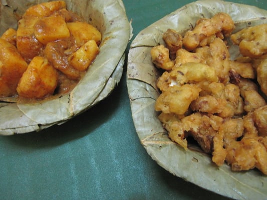 Kartoffelcurry & frittierter Blumenkohl. Ein perfekter Straßensnack.