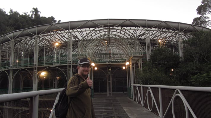 Ópera de Arame (Wire Opera House). Das inspirierende Gebäude, ein Theaterhaus im Wald, ist eine Stahlröhrenkonstruktion mit transparentem Dach.