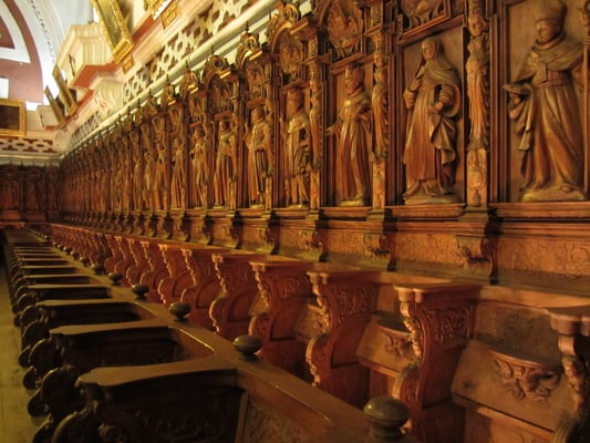 Betstühle in der Iglesia San Francisco.