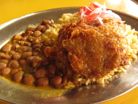 Frittiertes Hühnchen mit Bohnen und Reis