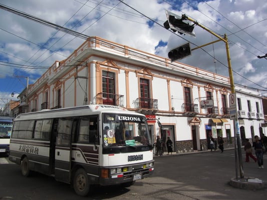 Sämtliche Busse Sucres stammen aus Japan, China und Korea. Im Hintergrund unser Hostal San Francisco.