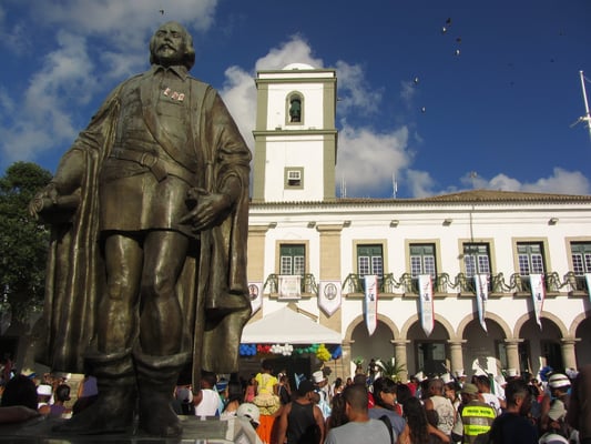 Das Rathaus ist in einem ehemaligen Gefängnis untergebracht. - Herrlich mit den Einheimischen bei so einem Wetter, vor so einer Kulisse durch die Straßen zu ziehen.