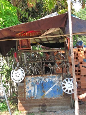 Eine der unzähligen Motorollerwerkstätten.