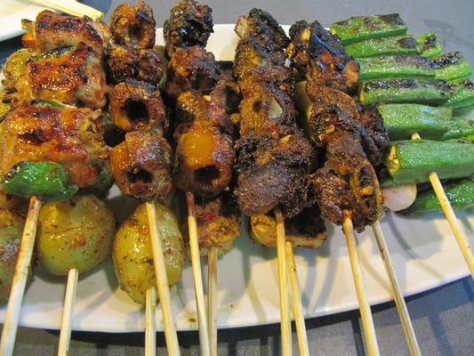 Frisch vom Grill: mit Hackfleisch gefüllte Paprikaschoten, Aal, Spareribs, Okura auf einem Bett von Kartöffelchen & mariniertem Tofu.