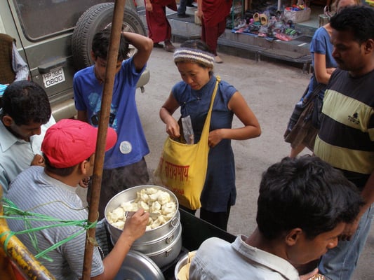 Momos, Momoverkäufer, Momokäuferin.