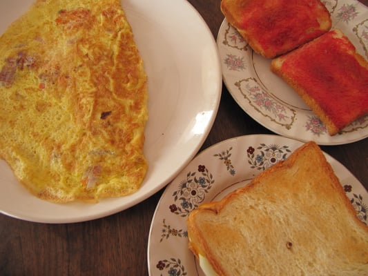 Frühstück: Omelette, Toast & Marmeladentoasts.