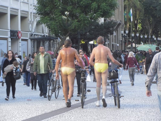 Schön eingeölt die "Strammen Mäxe" in der Innenstadt. Aber was wollen sie mit ihren Fahrrädern machen?