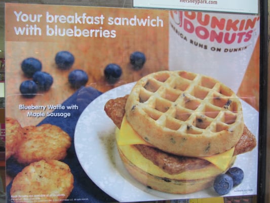 Wer träumt denn nicht von einem saftigen Blaubeerensandwich mit Wurst und Käse zum Frühstück.