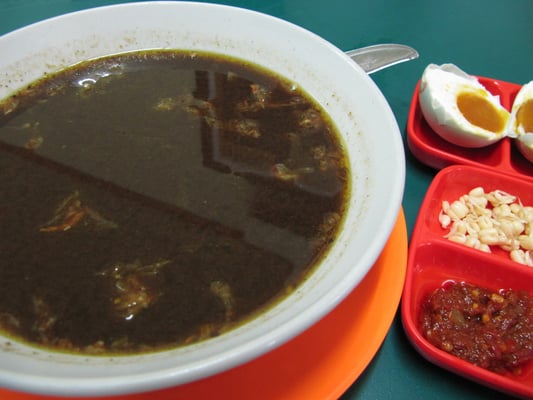 Soto Beef nach Surabaya Art mit gesalzenem Ei.