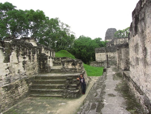 Ruinen der Zentralakropolis. Die Gebäude wurden, so wird angenommen, von der Elite bewohnt. Einige Räume dienten als Tempel.