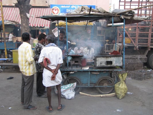 Rindfleischzubereitung auf Indiens Straßen ist irgendwie wie Hundefleisch-Hot-Dogs am Donauufer. Paßt einfach!