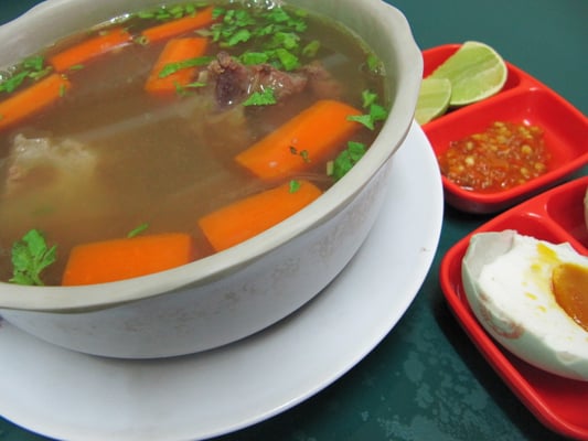 Ochsenschwanzsuppe. Hört sich nur komisch an, wird sogar bei uns gegessen und das zu recht. Prädikat: Schmackhaft!