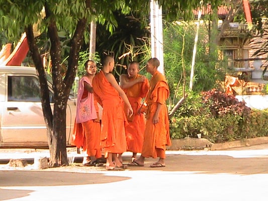 Junge Möche vor dem Haw Pha Kaew.