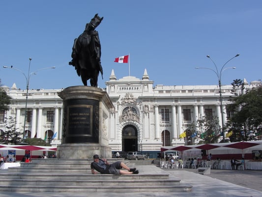 Auf dem Plaza Bolivar. Im Hintergrund das Parlament (Congreso).
