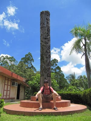 Ein Totempfahl neben dem "Brunei Museum".